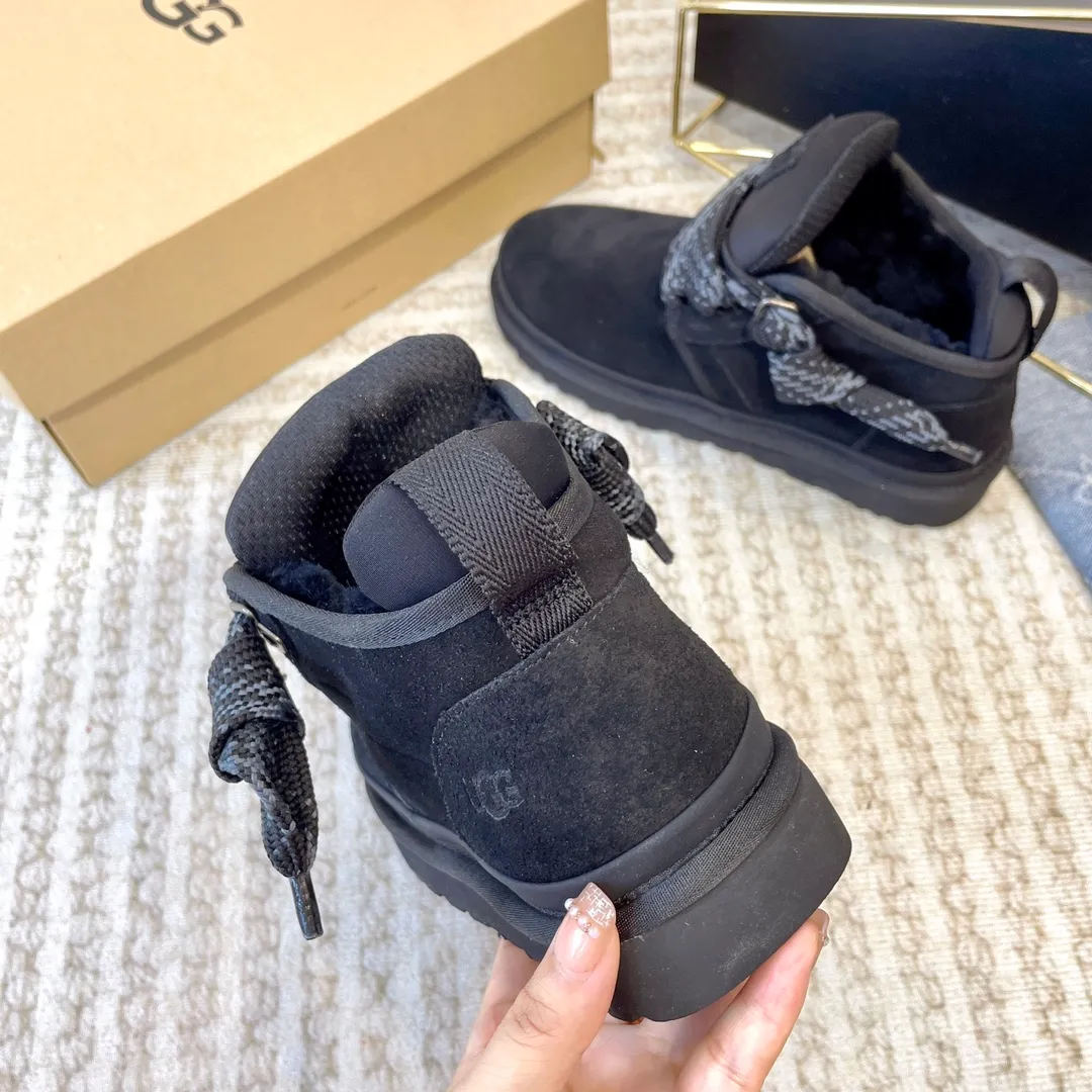 【UGG】 P: 560💰 Men's size 40 to 44 2025 new style 𝑼𝑮𝑮•Men's ◾️. Winter snow boots and fur shoes, the matching coefficient is also 100% 💥 Very good-looking ✨ Full of fashion sense, wearing it makes you look more attractive📈 1⃣️ Upper: High-quality cow suede 2⃣️Inner lining: Integrated sheepskin imported from Australia🐑The lining is made of Australian lamb wool 3️⃣Outsole: Wear-resistant, lightweight, foamed and non-slip outsole